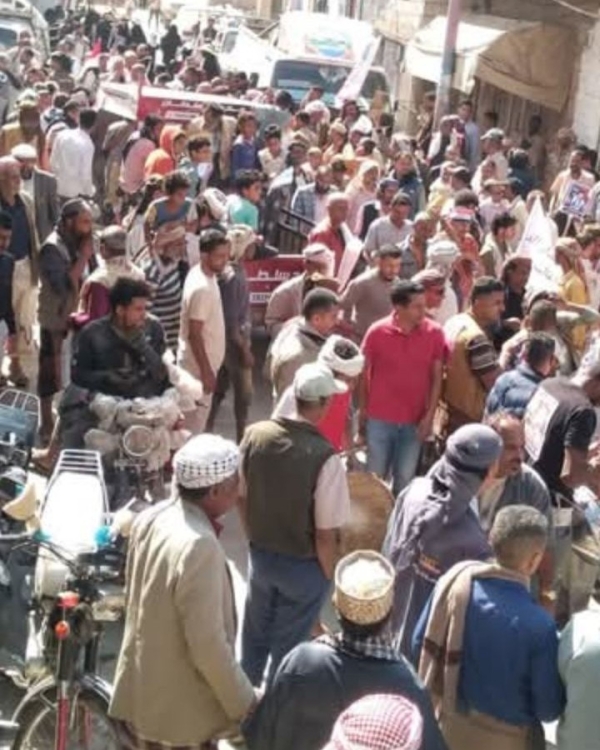 تعز.. مظاهرة حاشدة في التربة للمطالبة بضبط المتورطين بمقتل المحامي النجاشي