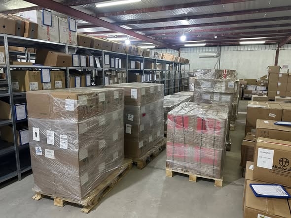 بالرغم من الإختطافات المستمرة.. الصليب الأحمر يسلم سلطات الحوثيين أكثر من 35 طنا من المساعدات الطبية