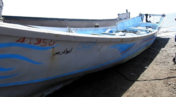 العمالقة تضبط قارب تهريب على متنه 600 ألف حبة مخدر قرب باب المندب