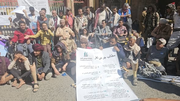 في ظل مواصلة اعتصامهم المفتوح.. جرحى تعز ينفذون وقفة احتجاجية تنديدا بالإهمال الحكومي