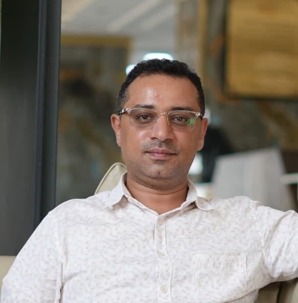 قوات طارق صالح تختطف الإعلامي عادل النزيلي