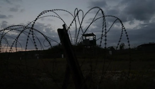 مظهراً التحدي.. محكمة غوانتانامو تعيد محاكمة سجين يمني بعد قرابة عقدين من محاكمته بتهمة تفجير المدمرة "كول" (ترجمة خاصة)