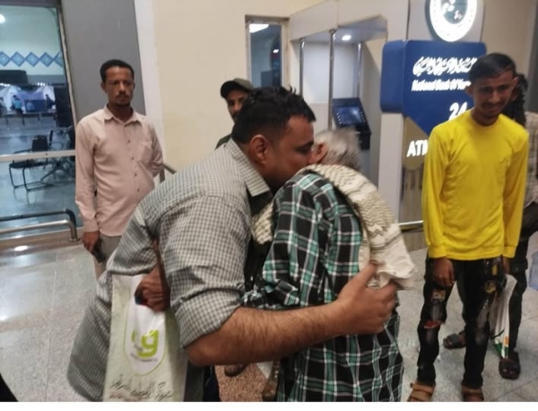 السلطات الأمنية في عدن تعتقل البحار المفرج عنه من سجون إيران "محمود وحيد" لحظة وصوله مطار عدن