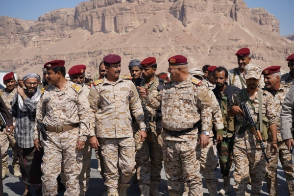 قائد العسكرية الأولى وقيادات في درع الوطن يتفقدون المواقع الأمامية ويؤكدون على رفع الجاهزية