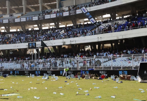 الشرطة تحتجز منظم زيارة ميسي بعد إلقاء جماهير الهند المقاعد على الملعب