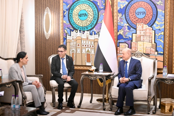 العليمي يشكر الانتقالي على حل نفسه ويبشر بعودة الحكومة إلى عدن