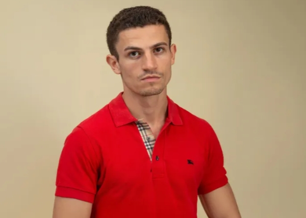 طائرات تتقاذف مؤثرا إسرائيليا بسبب كرهه للإسلام