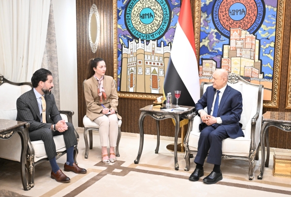 العليمي يؤكد التزام الرئاسي بسلام عادل ينهي الحرب في اليمن