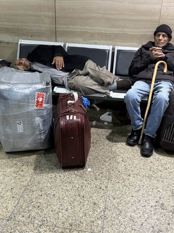 اليمنية تعتذر لمسافرين لتأخر رحلتهم بعد تنديد وصور لنشطاء