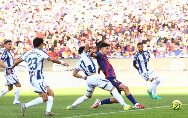 برشلونة يستعيد صدارة الدوري الإسباني بفوزه 3-صفر على ليفانتي