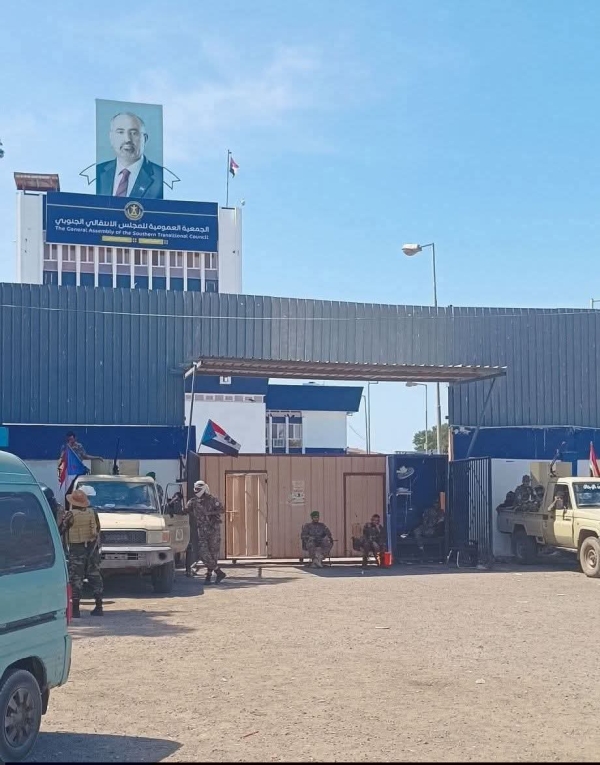 موظفو دوائر الانتقالي المنحل يتسلمون رواتبهم مخفضة وبالريال اليمني بعد أن كانوا يتقاضونها بالريال السعودي