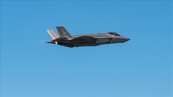 تحسبا لمهاجمة إيران.. 12 مقاتلة "إف-22" أمريكية تهبط بإسرائيل