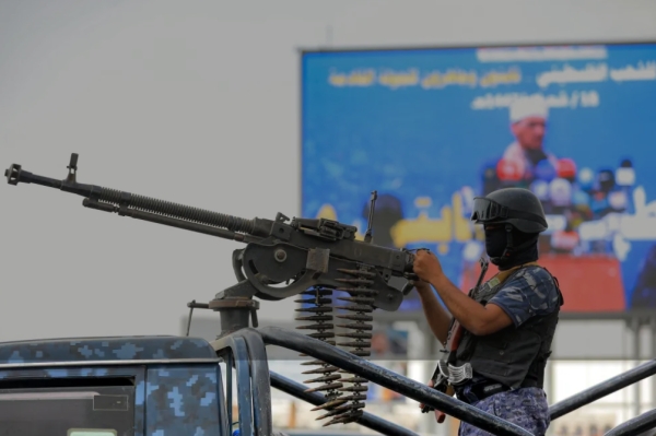 الحوثيون بين الحرب والانتظار: كيف توازن الجماعة في اليمن موقفهم في صراع إيران وإسرائيل؟