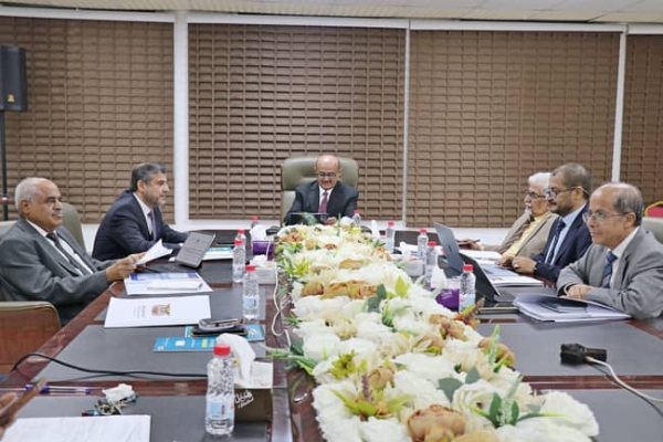 البنك المركزي اليمني يناقش شحة السيولة ويقر حزمة من الإجراءات 