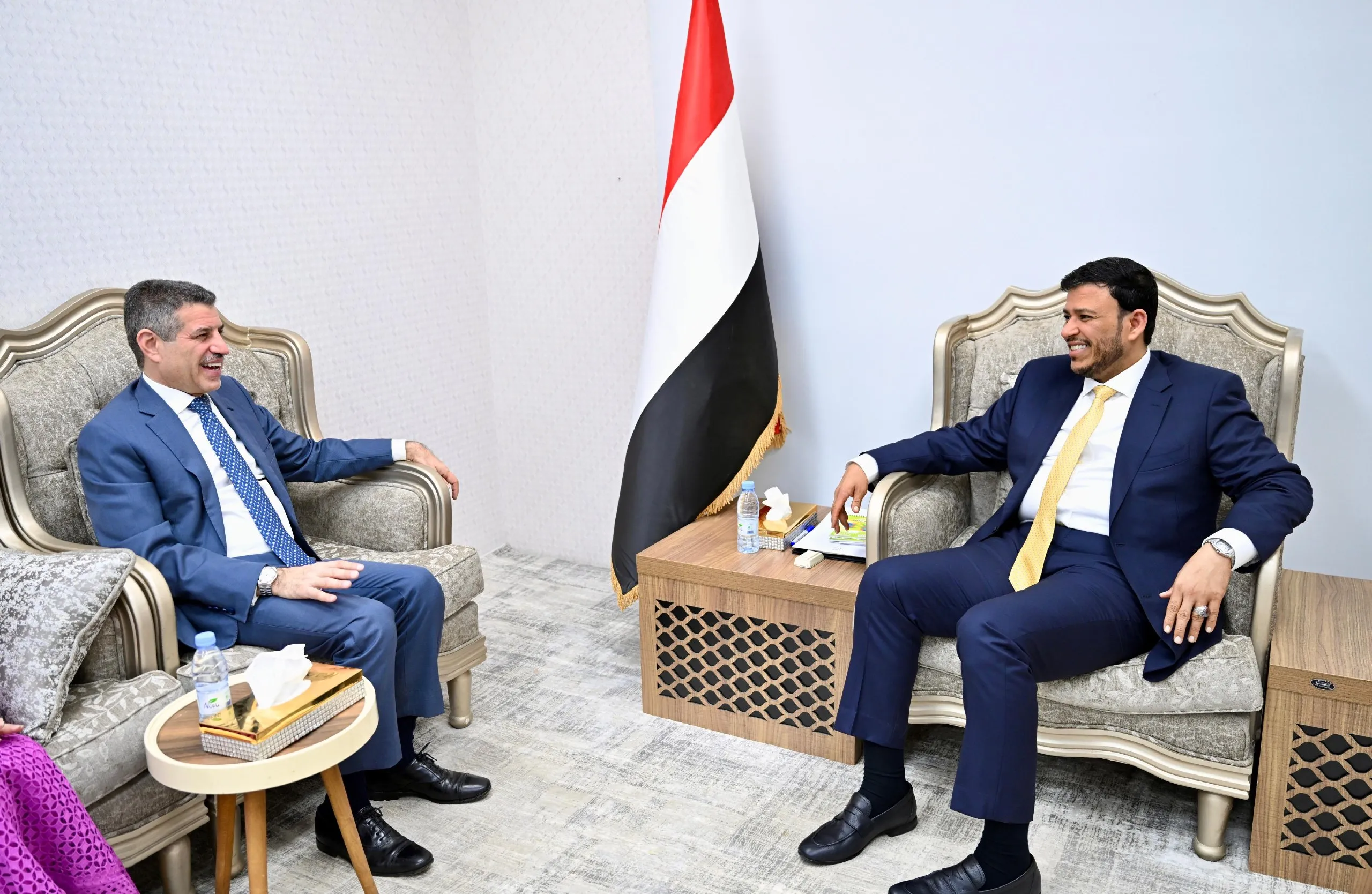 العليمي يؤكد مواصلة الإصلاحات الاقتصادية وتعزيز الموارد