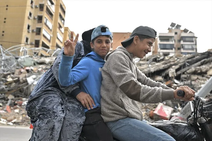 لبنان.. عشرات آلاف النازحين يعودون إلى الجنوب وضاحية بيروت