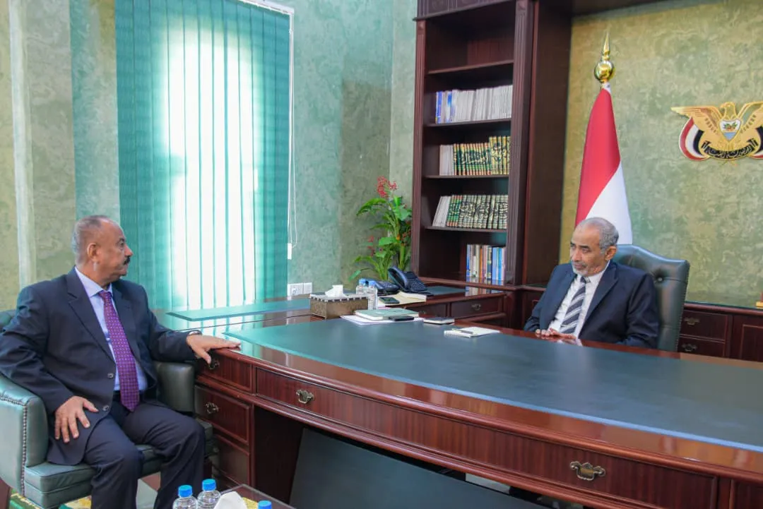 الصبيحي يلتقي وزير النقل ويوجه برفع جاهزية المواني اليمنية وتقديم التسهيلات