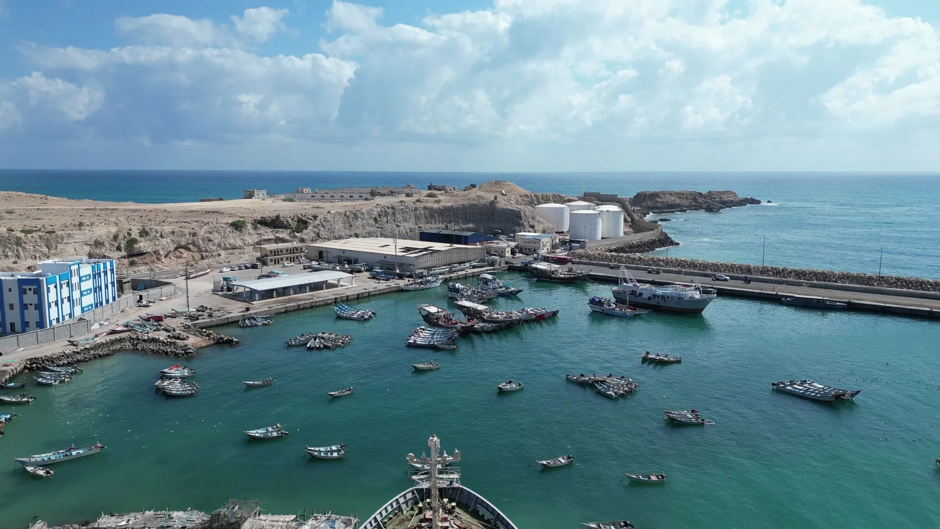 توجيه رئاسي باستئناف العمل في ميناء نشطون بالمهرة بعد توقيفه سابقا