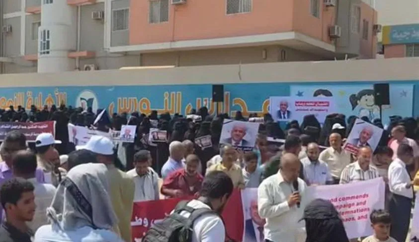 وقفة احتجاجية تدين اغتيال تربوي بارز وتطالب بكشف الجناة في اليمن