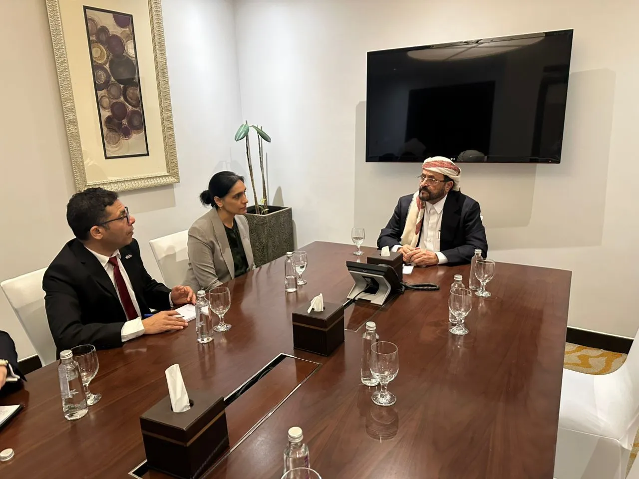 العرادة يلتقي السفيرة البريطانية ويشدد على تعزيز الشراكة الدولية لدعم مسار الإصلاحات