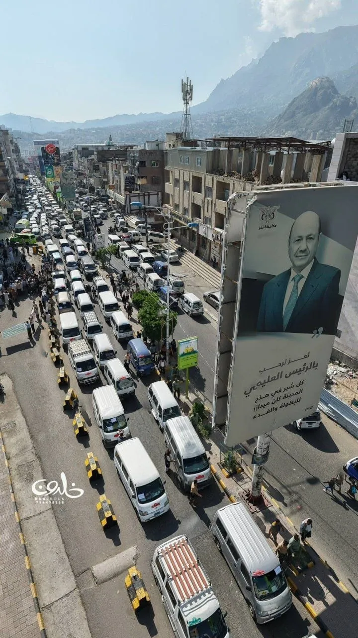 هدددوا بالتصعيد.. احتجاجات واسعة في تعز لسائقي الباصات والسيارات تنديدا بأزمة الغاز