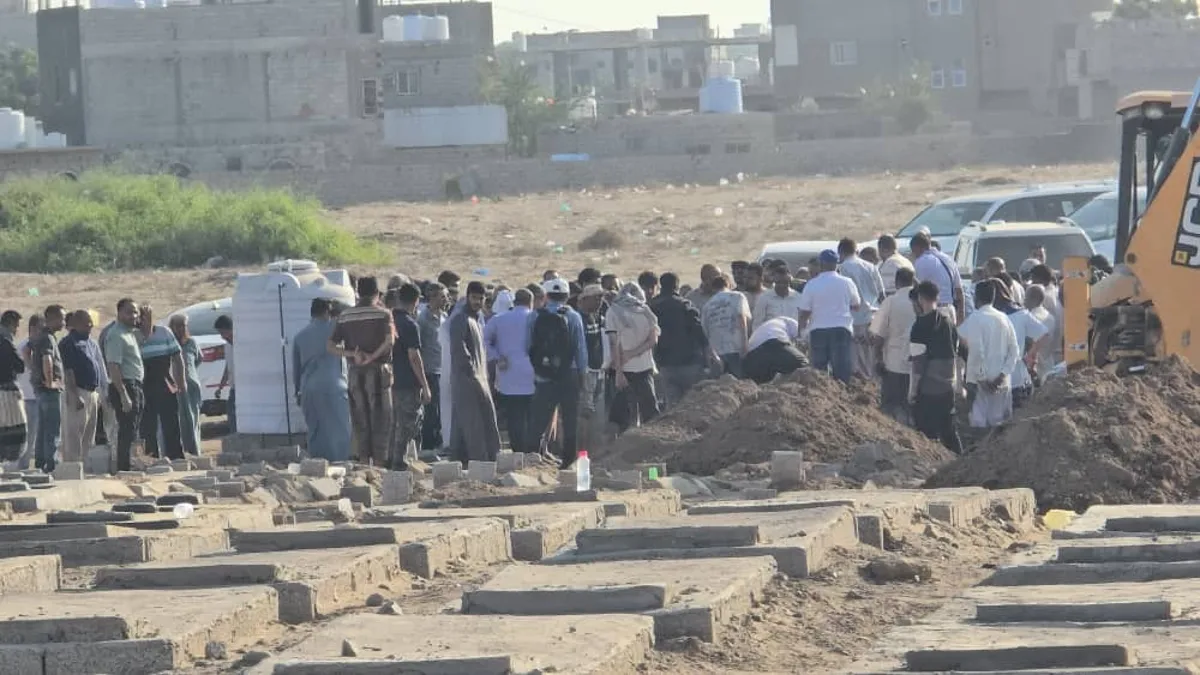 عدن.. تشييع مهيب لجثمان مدير الصندوق الاجتماعي وسط مطالبات بالقبض على الجناة