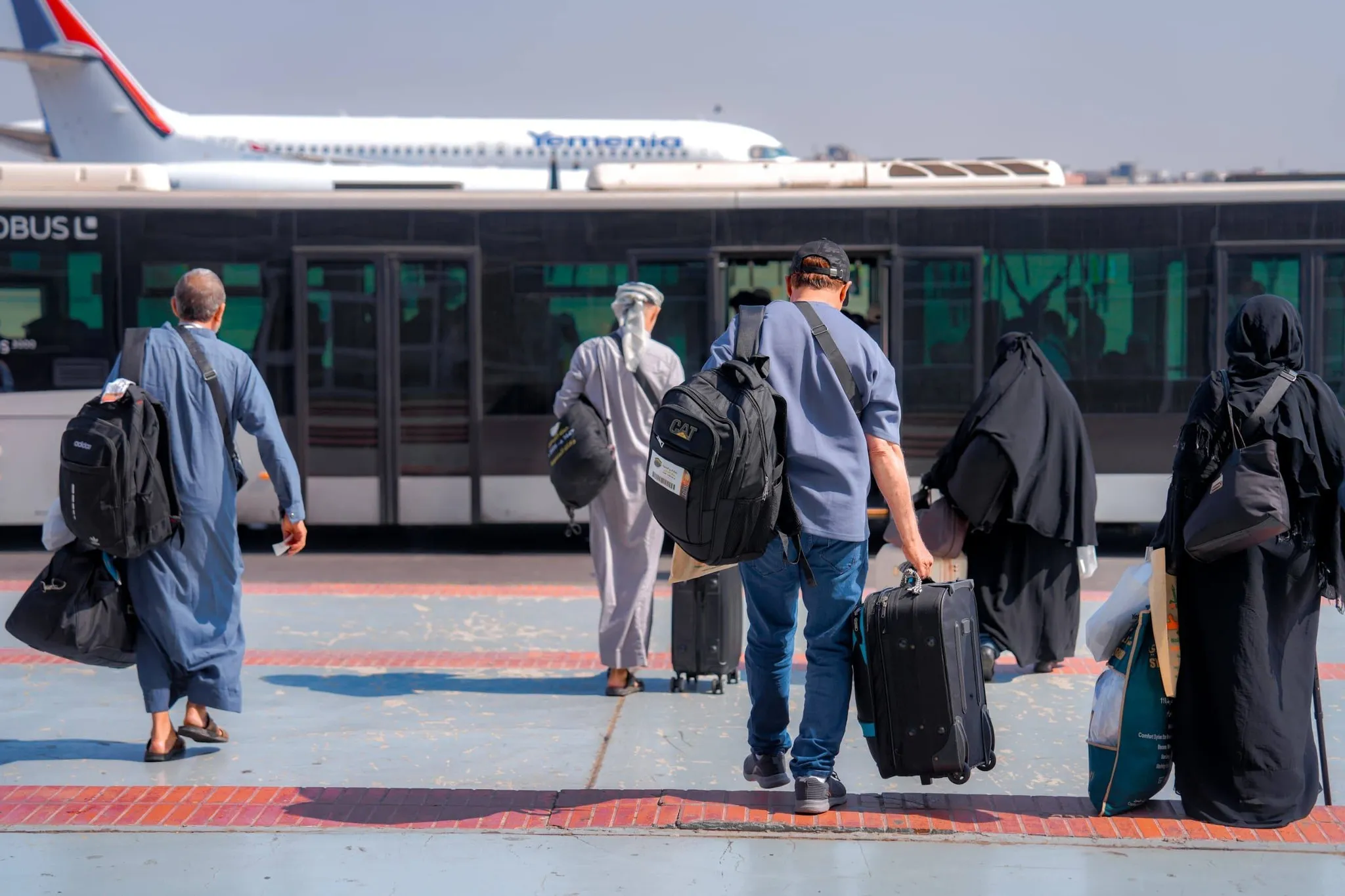تدشين أولى الرحلات الجوية للحجاج اليمنيين من مطار عدن لموسم حج 1447هـ