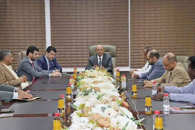 المحافظ يلتقي مسؤولي البنوك التجارية لتسهيل حركة التعاملات المالية بين اليمن والعالم الخارجي