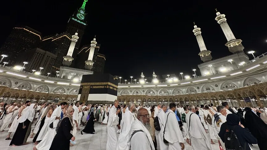 رغم اختلاف اللغات.. التكبيرات تجمع ضيوف الرحمن