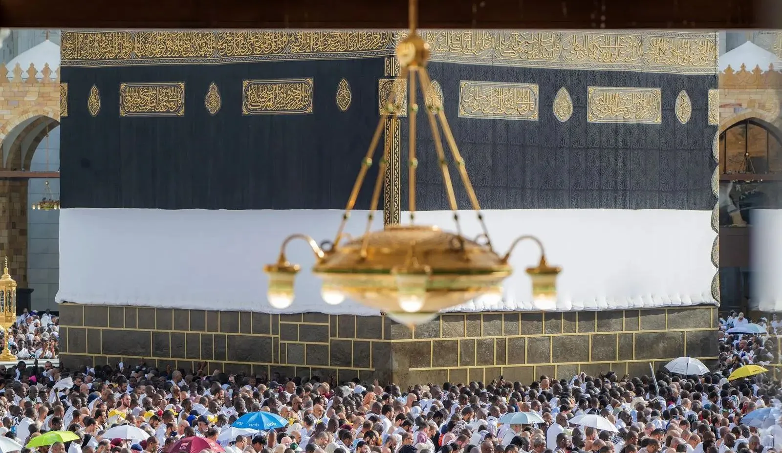 حجاج بيت الله الحرام يؤدون طواف الإفاضة في أجواء إيمانية