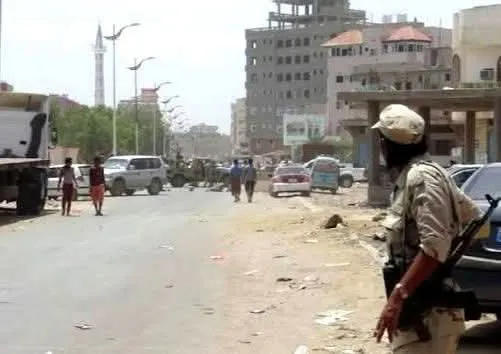 عدن.. مسلحون يعتدون على القائم بأعمال مدير شرطة الممدارة بعد اقتحام القسم