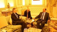 السفير الأمريكي يطلب من مسؤولين عسكريين دمج  ميليشات الحوثي في الجيش(خاص)