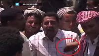 شاهد : هل سُرق جوال مراسل قناة الجزيرة بتعز على الهواء؟
