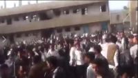 طلاب مدرسة ثانوية بإب ينتفضون ضد مسؤول حوثي أثناء إلقاءه كلمة في طابور الصباح (فيديو)