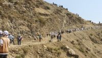 شاهد بالصور .. سلسلة بشرية عبر جبل صبر لنقل الدواء للمحاصرين داخل المدينة