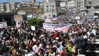 إب  : احتجاجات لمنتسبي الأمن تنديدا بتعسفات الميليشيا بحقوقهم المالية