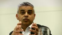 هل يصبح صادق خان أول عمدة مسلم لمدينة لندن؟