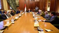 الرئيس هادي  يترأس اجتماعا بمستشاريه بحضور الفريق الأحمر وبن دغر