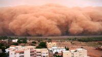 عواصف رملية تدفن 16 قرية إيرانية والخسائر بالمليارات