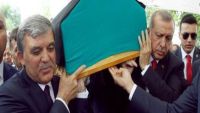 من هو الرجل الذي رفع أردوغان وغول نعشه على أكتافهما؟