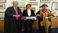 مدينة لندن تكرم الأكاديمية اليمنية مناهل ثابت بجائزة امتياز الحرية التي تمنح لعباقرة العالم (صورة)