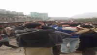 إب:جنازة تشييع ضحايا مجزرة الميليشيا بالنادرة تتحول إلى تظاهرة منددة بالجريمة (صورة)