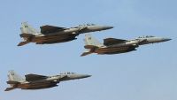 طيران التحالف يعاود قصفه مواقع عسكرية غرب مدينة عمران