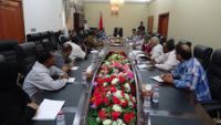 اجتماع حكومي يشدد على ضرورة مضاعفة الإجراءات والعمل في مكاتب الخدمة المدنية بإقليم عدن