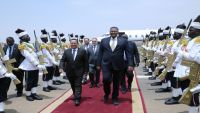 بن دغر يصل إلى الخرطوم ونائب الرئيس السوداني في مقدمة مستقبليه