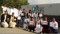 طلاب اليمن في ماليزيا ينفذون وقفات احتجاجية بعد صلاة العيد في مقر السفارة اليمنية بكوالامبور