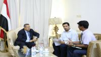 بن دغر يناقش مع وزير النقل آليات تطوير ميناء عدن بما يعزز إيرادات الدولة