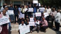 وقفة احتجاجية لكوادر قناة "عدن" للمطالبة بإعادة بث القناة من مقرها الرئيسي في عدن (صور)