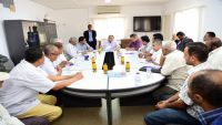 الرئيس هادي يزور شركة مصافي عدن لاحتواء إضراب الموظفين