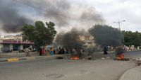 عدن.. عشرات المتقاعدين العسكريين يواصلون احتجاجاتهم للمطالبة بصرف مرتباتهم